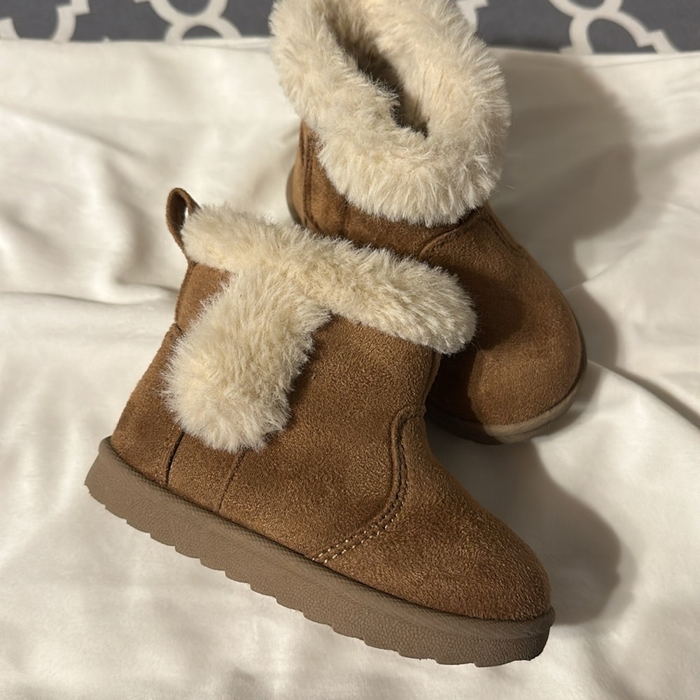 WONDER NATION FAUX FUR MICROSUEDE BOOTIES. Size 5. Tan/ivory EXCELLENT CONDITION